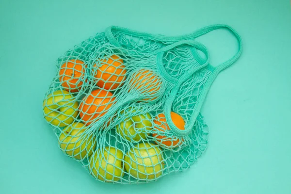 Einer Geflochtenen Neo Mint Farbschnur Liegen Früchte Mandarinen Und Orangen — Stockfoto