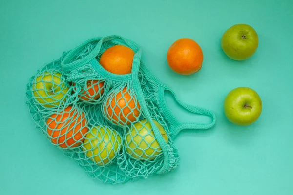 Einer Geflochtenen Neo Mint Farbschnur Liegen Früchte Mandarinen Und Orangen — Stockfoto
