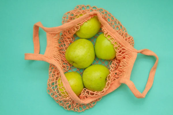 Äpplena Ligger Ljusorange Snörpåse Mesh Shoppingväska Med Frukt Neo Mint — Stockfoto