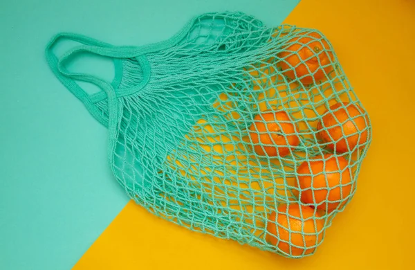 Mandarinen Grüner Minzfarbe Auf Türkisfarbenem Hintergrund Zitrusfrüchte Einem Weidensack Auf — Stockfoto