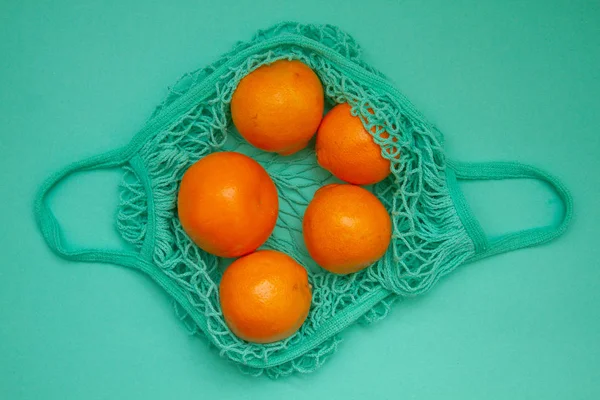 Tangeriner Grön Mynta Färg Sträng Väska Turkos Bakgrund Citrus Korgväska — Stockfoto