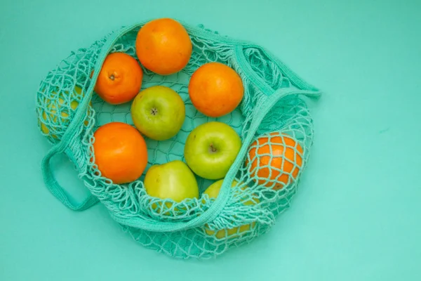 Einer Geflochtenen Neo Mint Farbschnur Liegen Früchte Mandarinen Und Orangen — Stockfoto