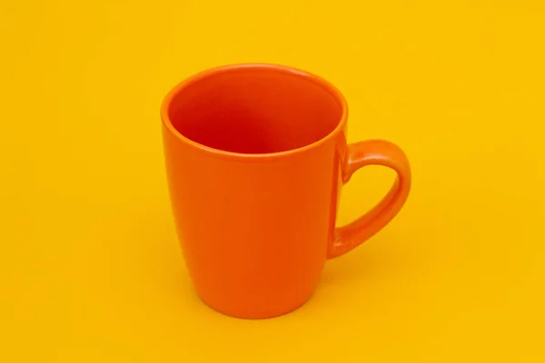 Grande Xícara Laranja Para Chá Fundo Amarelo Brilhante — Fotografia de Stock