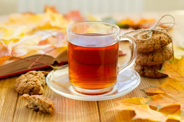 Negro Con Limón Plato Con Galletas Mesa Hojas Otoño Dispersan — Foto de Stock