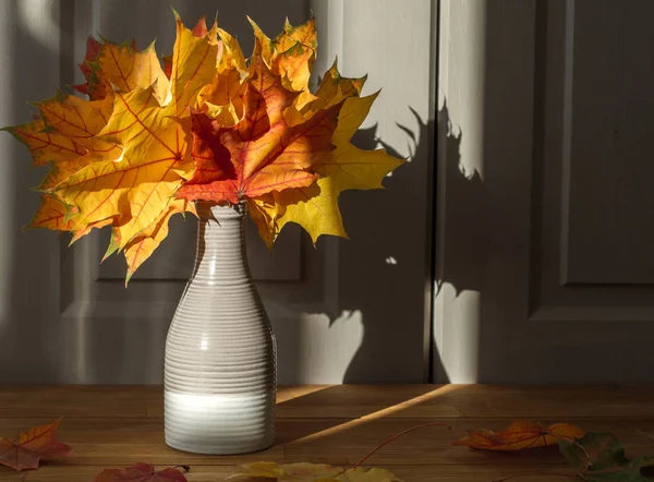 Ahşap bir masanın üzerinde sonbahar yapraklarından oluşan bir buket. Güzel sonbahar arkaplanı.