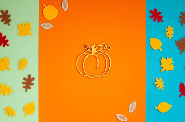 Papierblätter Für Die Halloween Party Sind Auf Orangefarbenem Hintergrund Ausgebreitet — Stockfoto