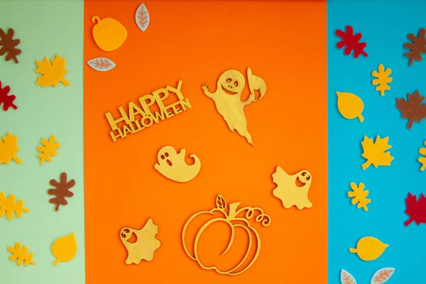 Papierowe Liście Duchy Halloween Rozłożone Pomarańczowym Tle — Zdjęcie stockowe