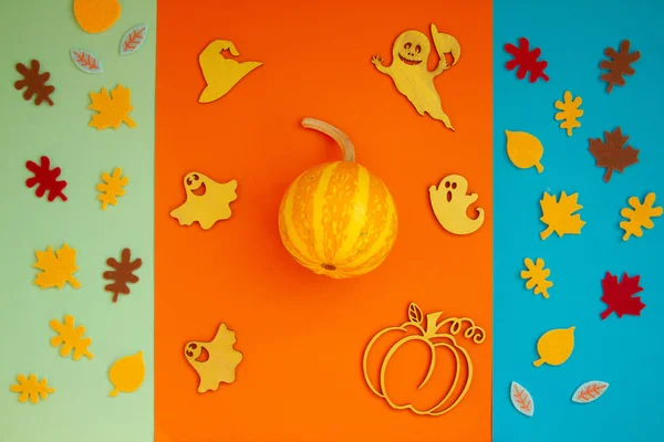 Papierblätter Und Geister Für Die Halloween Party Sind Auf Orangefarbenem — Stockfoto