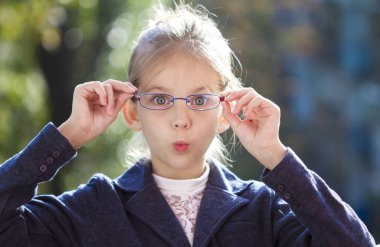 Gözlüklü genç bir kızın portresi.