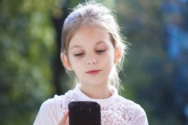 Cep telefonu olan güzel bir kızın portresi.