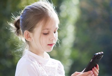 Cep telefonu olan güzel bir kızın portresi.