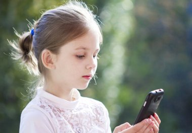 Cep telefonu olan güzel bir kızın portresi.