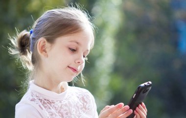 Cep telefonu olan güzel bir kızın portresi.