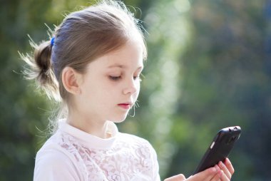 Cep telefonu olan güzel bir kızın portresi.