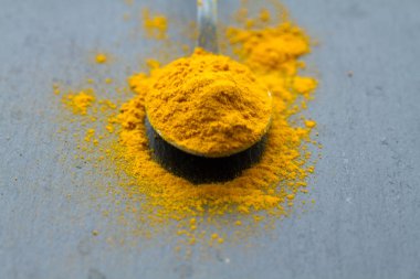 Baharat kaşıkta mutfakta masanın üstünde.