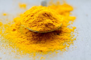 Baharat kaşıkta mutfakta masanın üstünde.