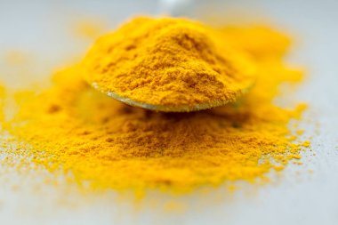 Baharat kaşıkta mutfakta masanın üstünde.