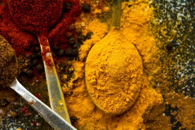 Baharatlar. Mutfaktaki masada kırmızı biberli zerdeçal ve kişniş..