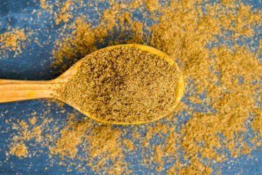 Baharat kaşıkta mutfakta masanın üstünde.