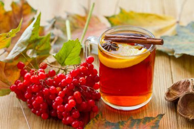 Portakal dilimli sıcak çay, ahşap masada anason ve tarçın..