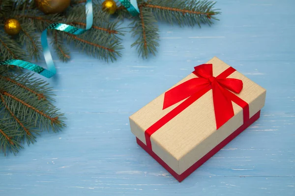 Hermosa Caja Regalo Sobre Fondo Azul Madera Ramas Árboles Navidad — Foto de Stock