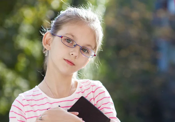 Портрет Милої Маленької Дівчинки Окулярах Книгою — стокове фото