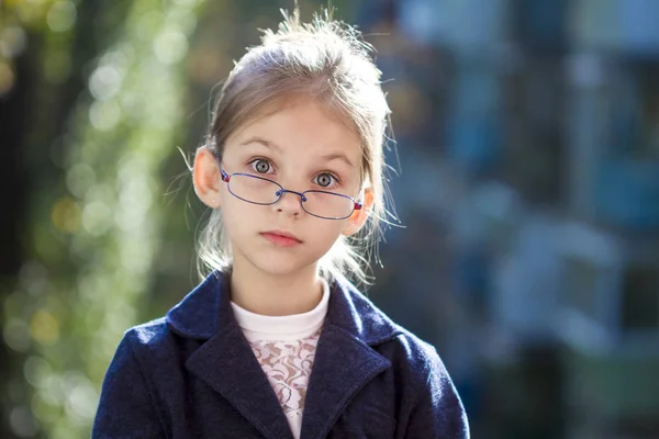 Портрет Милої Маленької Дівчинки Окулярах — стокове фото