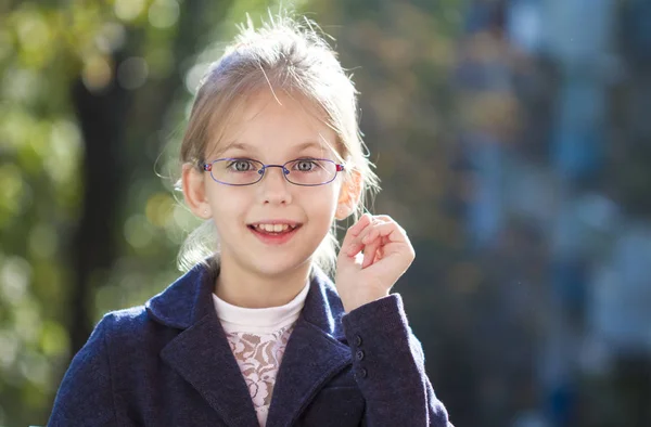 Portret Uroczej Dziewczynki Okularach — Zdjęcie stockowe