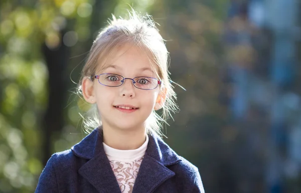 Retrato Uma Menina Bonito Óculos — Fotografia de Stock