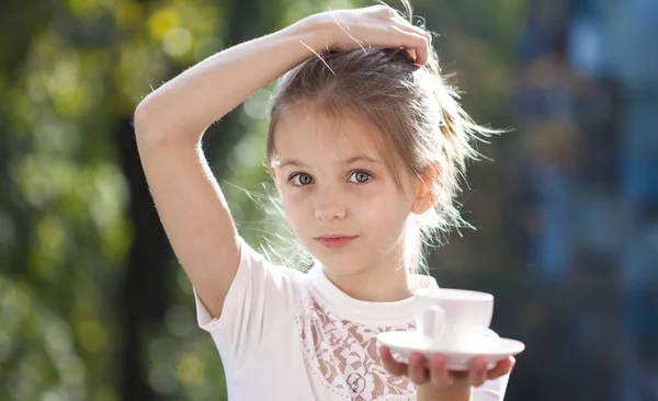 Όμορφο Κορίτσι Ένα Φλιτζάνι Τσάι — Φωτογραφία Αρχείου