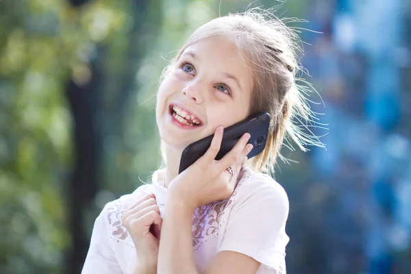 Πορτρέτο Ενός Όμορφου Κοριτσιού Κινητό Τηλέφωνο — Φωτογραφία Αρχείου