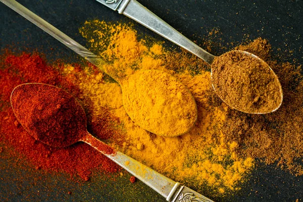 Baharatlar. Mutfaktaki masada kırmızı biberli zerdeçal ve kişniş..