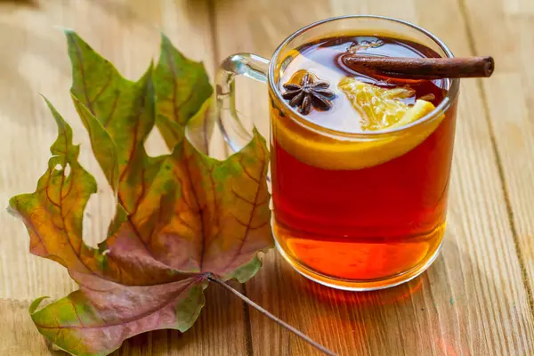 Viburnum Forró Tea Naranccsal Ánizzsal Fahéjjal Őszi Levelekkel Asztalon — Stock Fotó