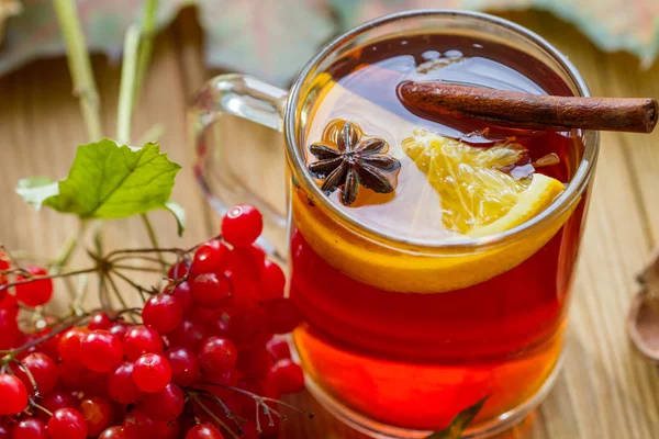 Viburnum Forró Tea Naranccsal Ánizzsal Fahéjjal Őszi Levelekkel Asztalon — Stock Fotó