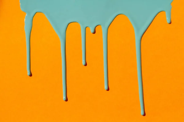 Farbe Fließt Auf Orangefarbenem Papier Türkise Farbe Fließender Gouache Heller — Stockfoto