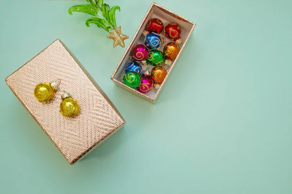 Caja Regalo Bolas Navidad Mesa — Foto de Stock