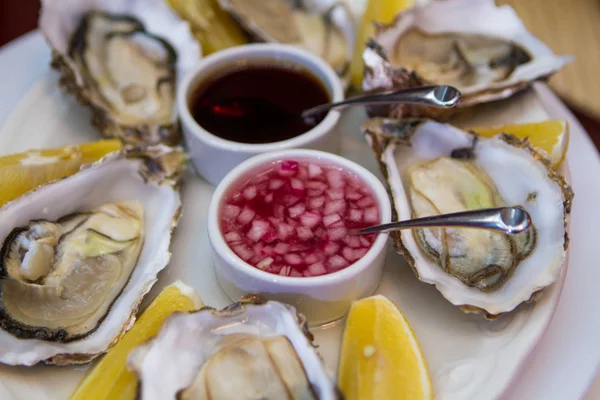 Oesters Een Bord Met Citroen Close Upzicht — Stockfoto