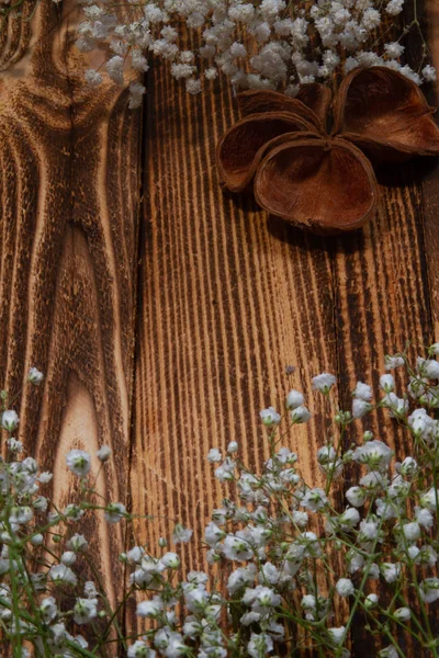 Fondo Madera Marrón Con Flores Blancas Alrededor Los Bordes — Foto de Stock