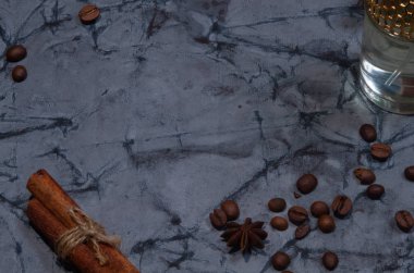 Tarçın çubukları ve kahve koyu bir arka planda.