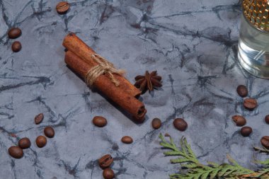 Tarçın çubukları ve kahve koyu bir arka planda.