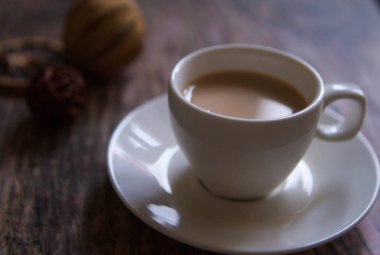 Arka planda beyaz bir fincanda kahve içmek..