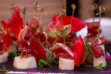 Lezzetli bir yemek. Et ve sebzeli peynirden kanepeler..