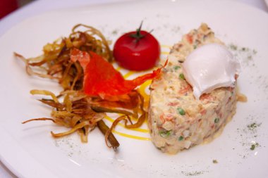 Marul, domates ve kızarmış soğanlı lezzetli soğuk yemekler.