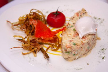 Marul, domates ve kızarmış soğanlı lezzetli soğuk yemekler.