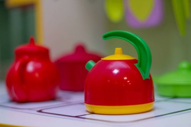 Çocuk tabakları oyuncak masasında.. 