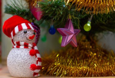 Ağaçta Noel süsleri var, yakın.