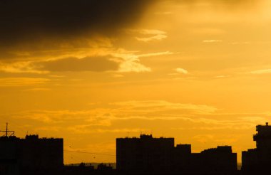 Gökyüzünde sarı gün batımı.