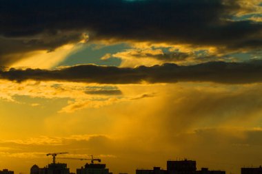 Gökyüzünde sarı gün batımı.
