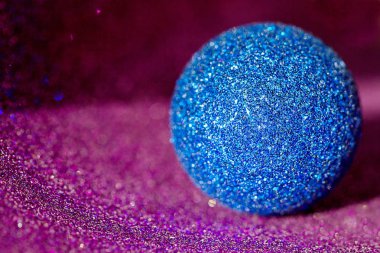 Mor arkaplanda yeni yılın mavi topu.. 