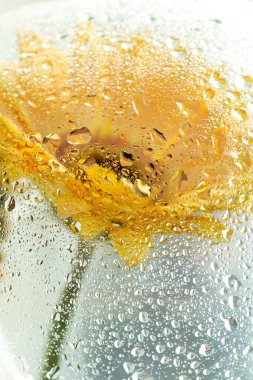 Su damlaları olan sarı gerbera çiçeği 